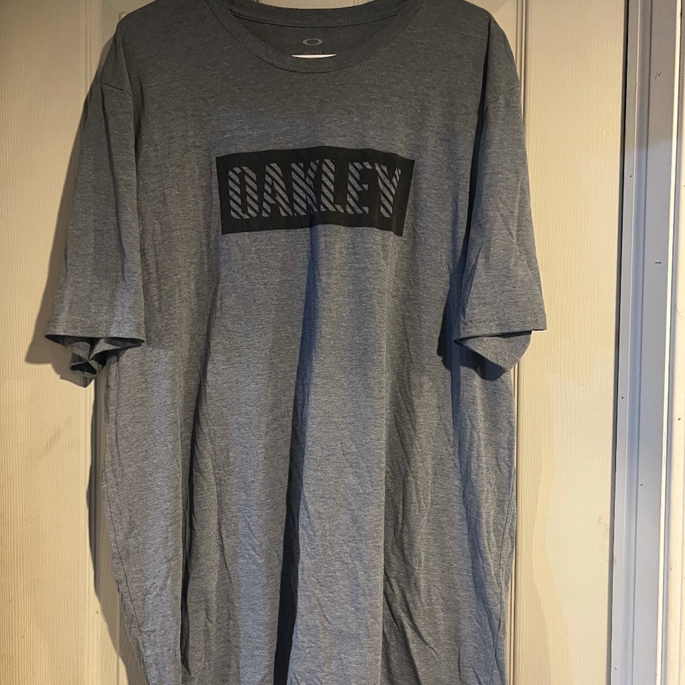 Men's Oakley T-shirt